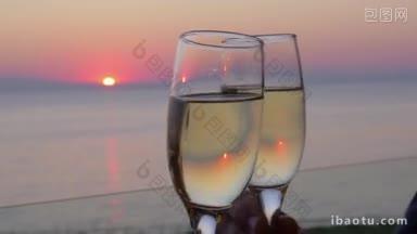 在希腊比雷埃夫斯的落日背景下，碰杯香槟的浪漫景色
